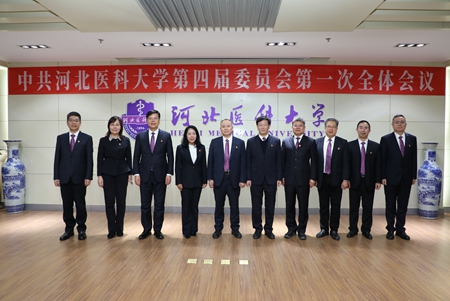 1734398102438011605.jpg 常委合影 新闻.jpg